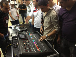 Participantes conhecem a X32, lanamento da Behringer (Marcio Teixeira)