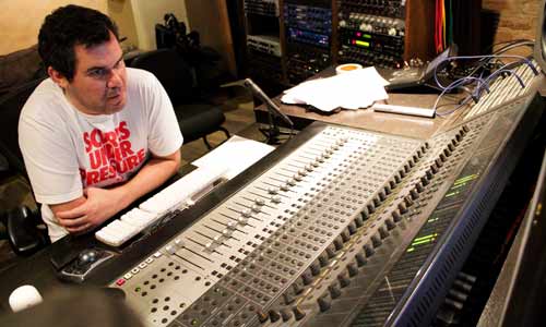 Diante do console da Toca do Bandido, o produtor Tom Saboia observa músicos d'O Rappa em mais um dia de gravação. (Diego Gomes)